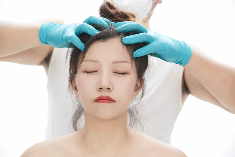 专业按摩师为女士进行理疗按摩图片