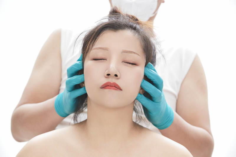 专业按摩师为女士进行理疗按摩图片