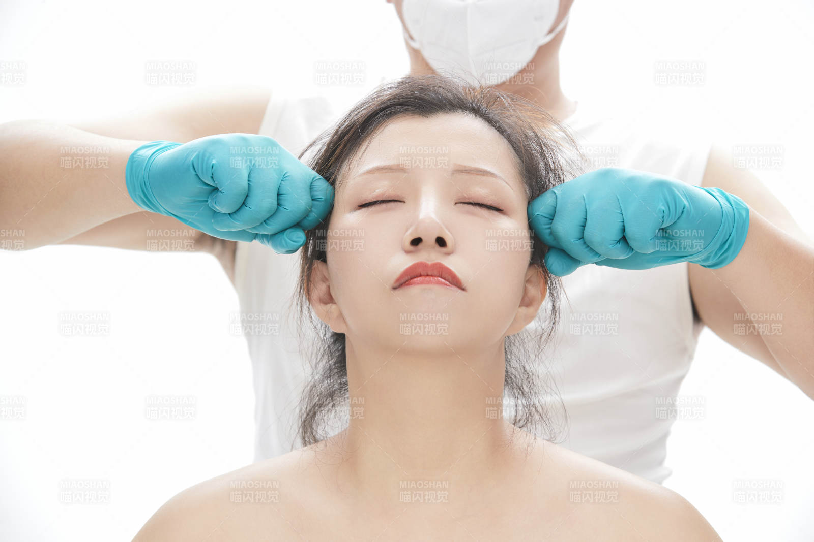 专业按摩师为女士进行理疗按摩图片