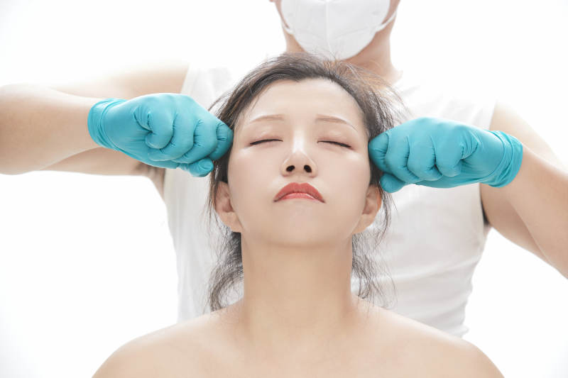 专业按摩师为女士进行理疗按摩图片