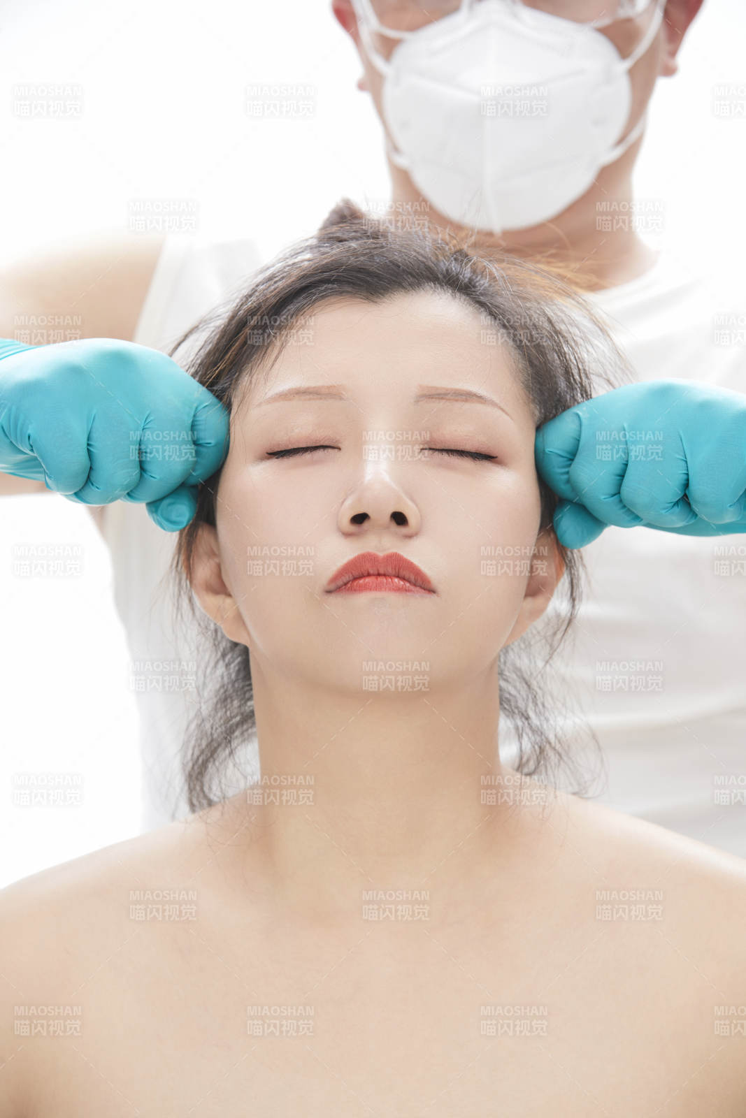 专业按摩师为女士进行理疗按摩图片