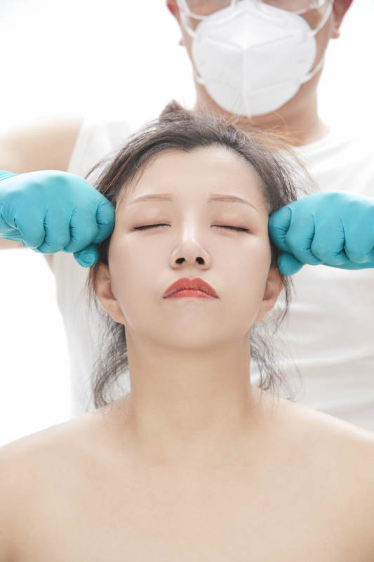 专业按摩师为女士进行理疗按摩图片