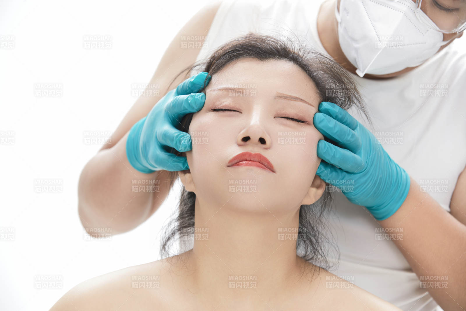 专业按摩师为女士进行理疗按摩图片