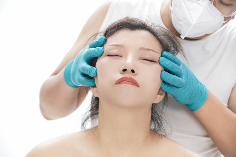 专业按摩师为女士进行理疗按摩图片