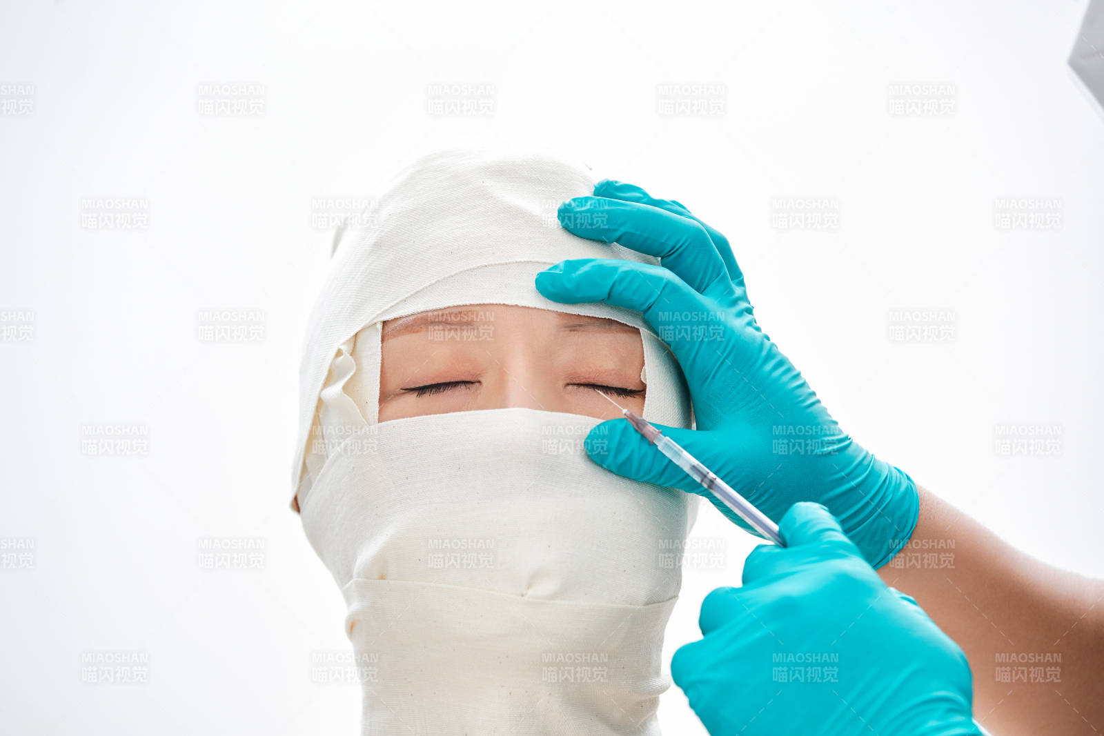 做面部注射整形的亚洲女士图片