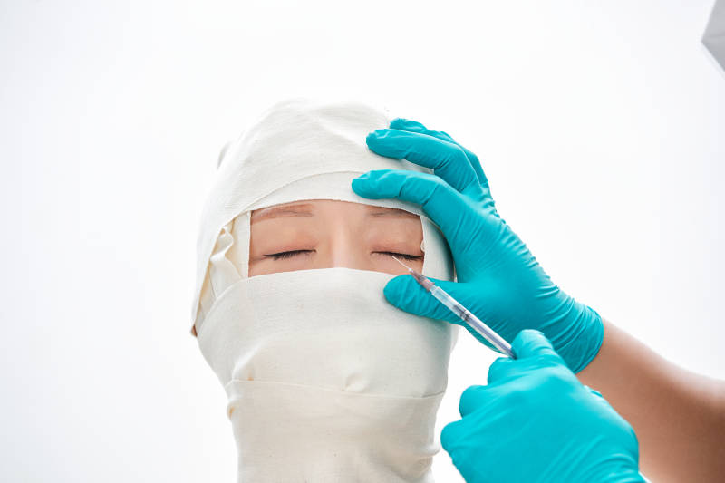 做面部注射整形的亚洲女士图片