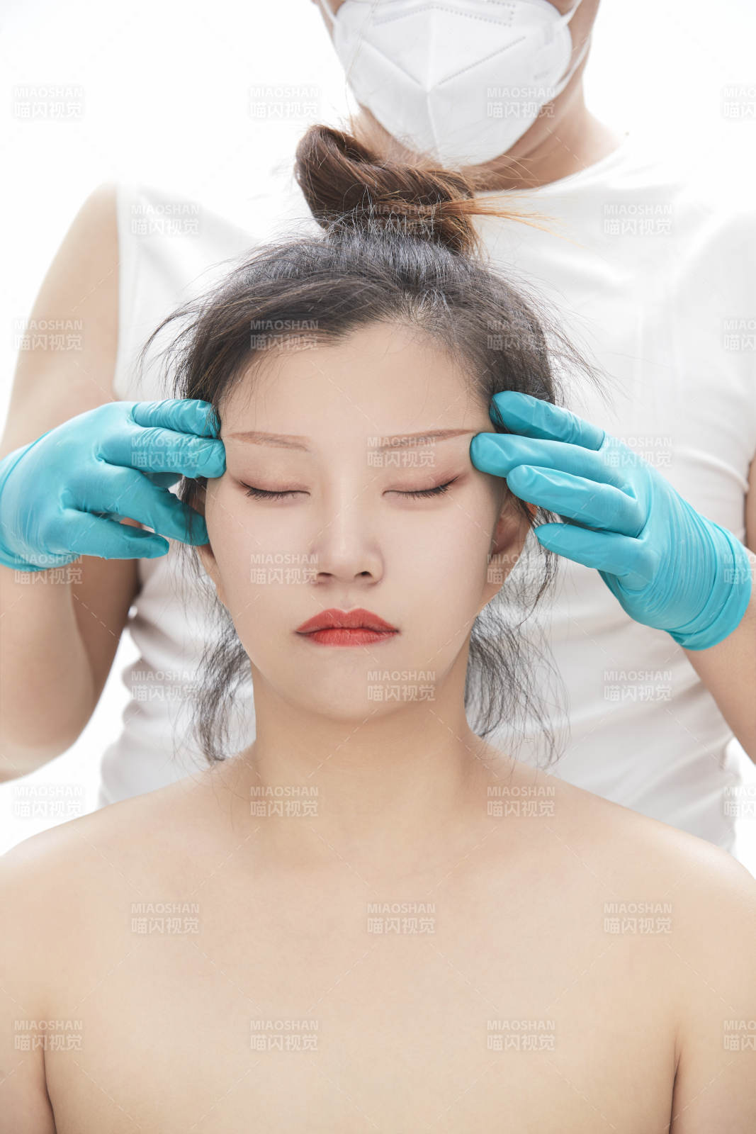 专业按摩师为女士进行理疗按摩图片