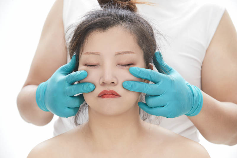 专业按摩师为女士进行理疗按摩图片