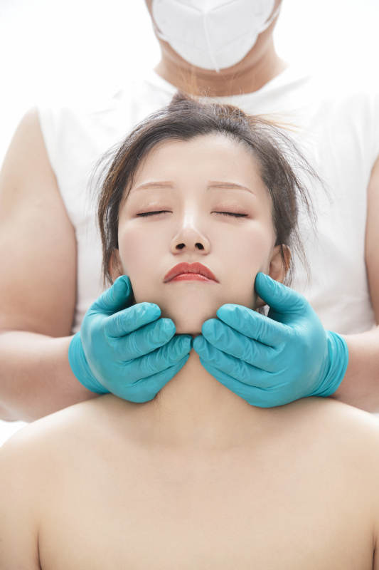 专业按摩师为女士进行理疗按摩图片