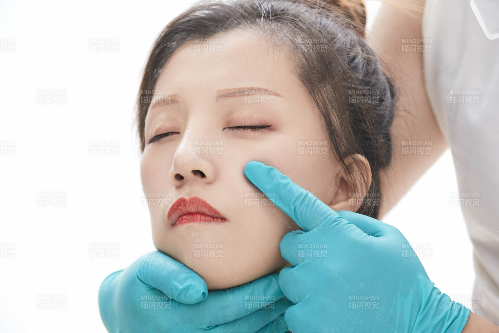 专业按摩师为女士进行理疗按摩图片