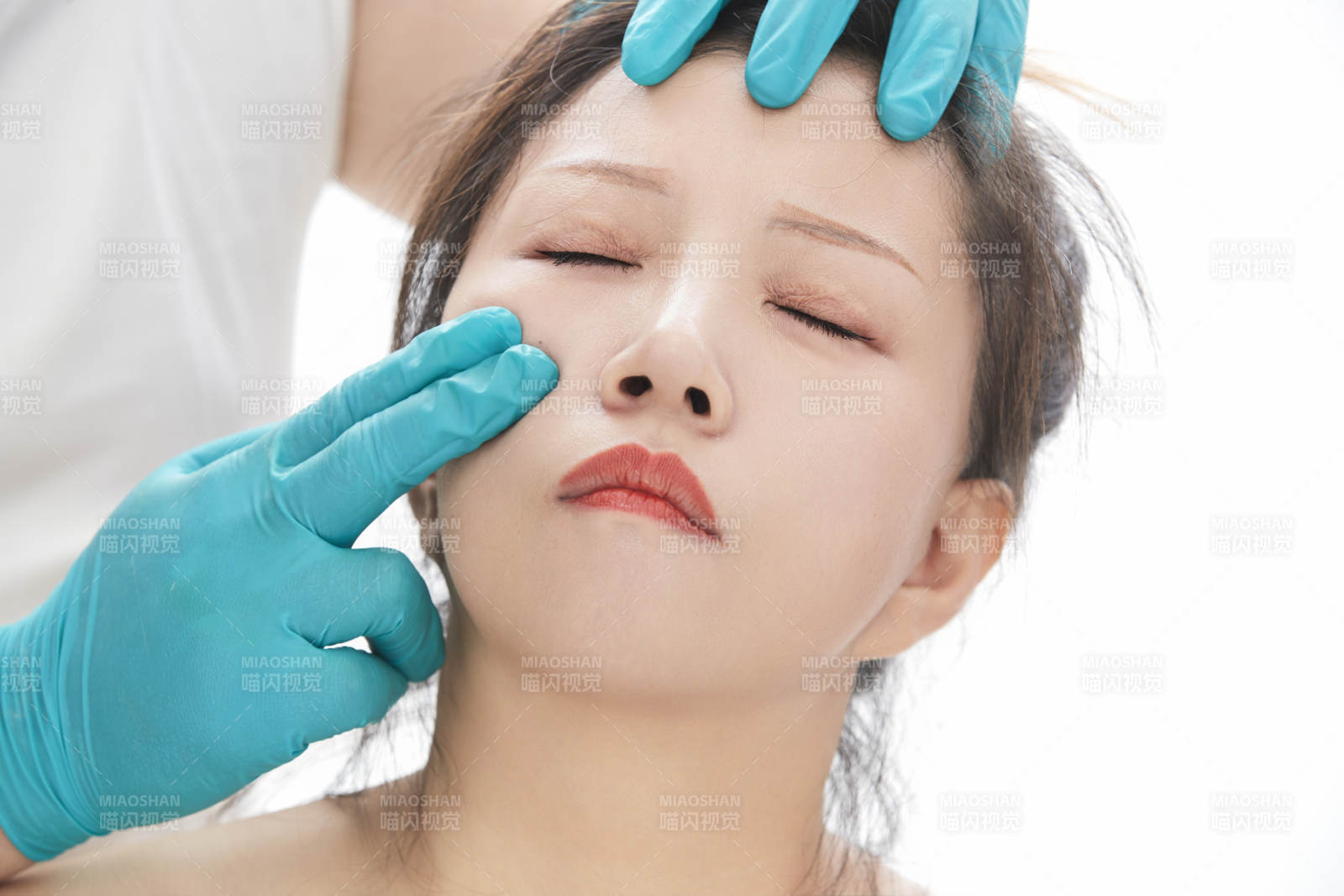 专业按摩师为女士进行理疗按摩图片