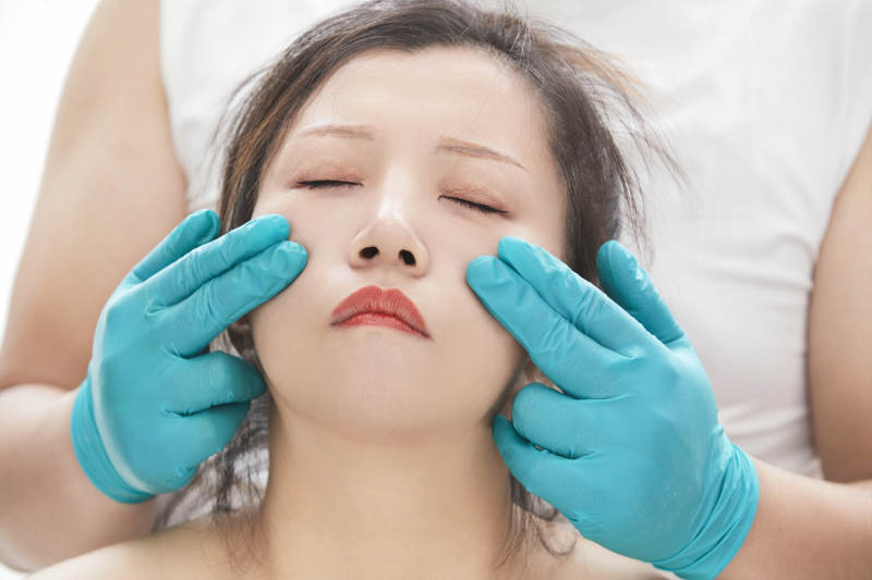 专业按摩师为女士进行理疗按摩图片