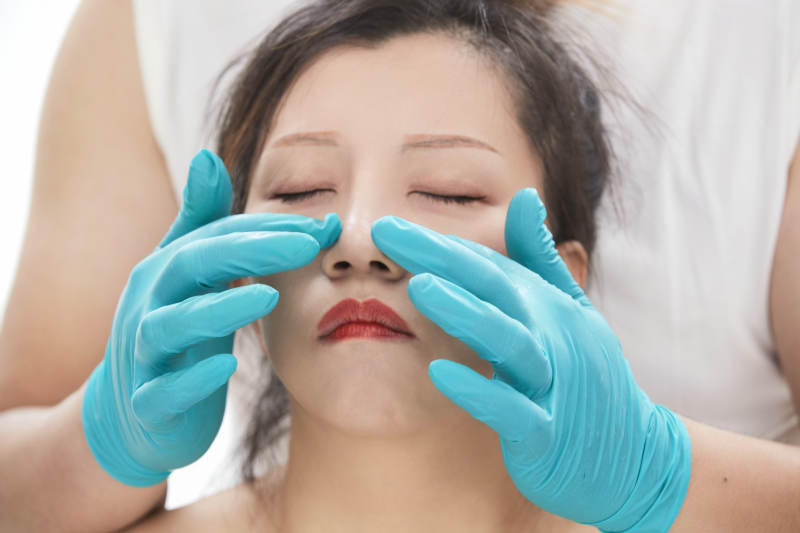 专业按摩师为女士进行理疗按摩图片