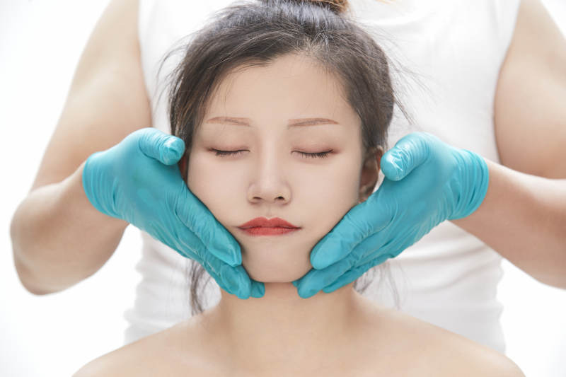 专业按摩师为女士进行理疗按摩图片