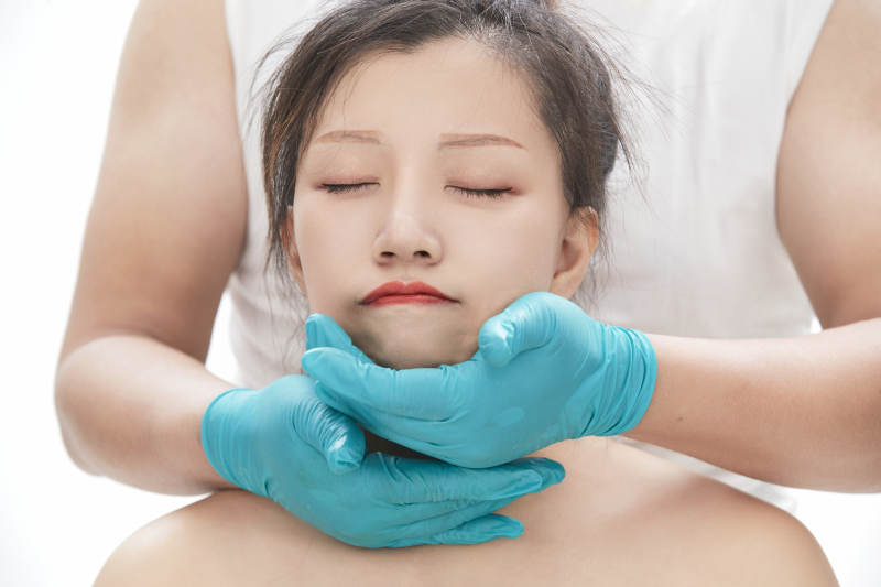 专业按摩师为女士进行理疗按摩图片