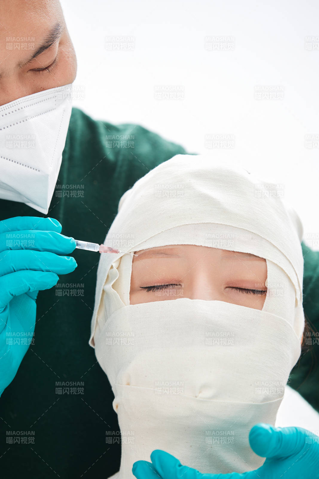 做面部注射整形的亚洲女士图片