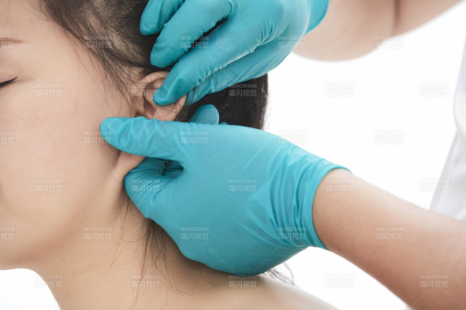 专业按摩师为女士进行理疗按摩图片