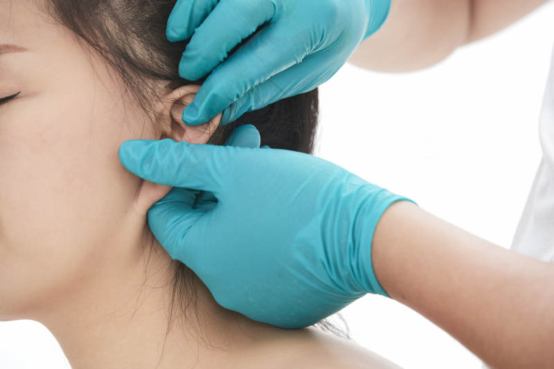 专业按摩师为女士进行理疗按摩图片