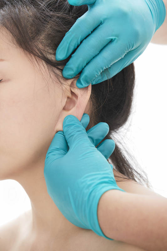 专业按摩师为女士进行理疗按摩图片