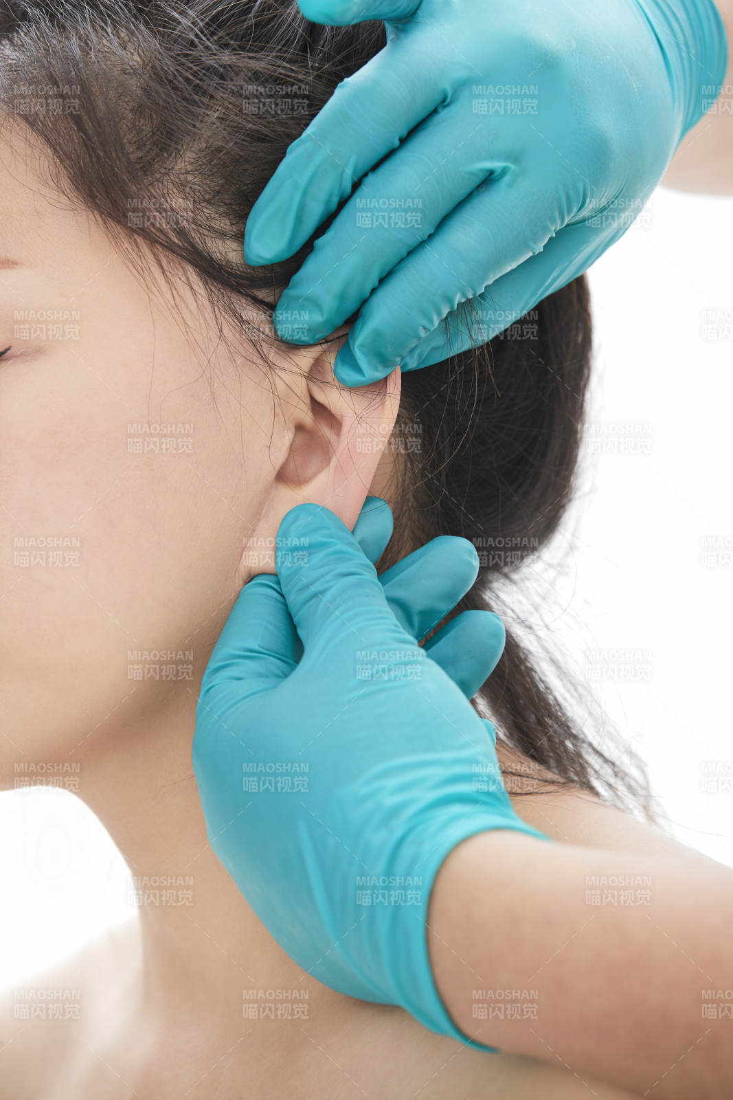 专业按摩师为女士进行理疗按摩图片