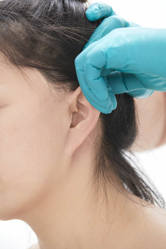 专业按摩师为女士进行理疗按摩图片