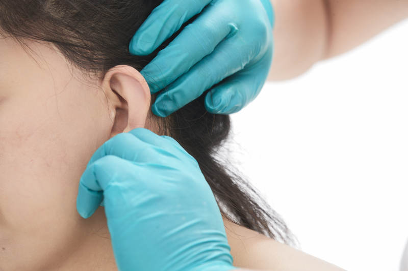 专业按摩师为女士进行理疗按摩图片