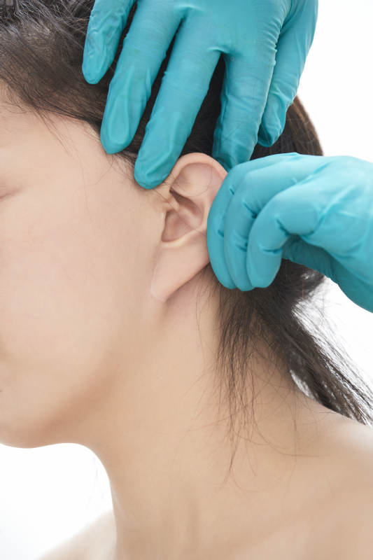 专业按摩师为女士进行理疗按摩图片