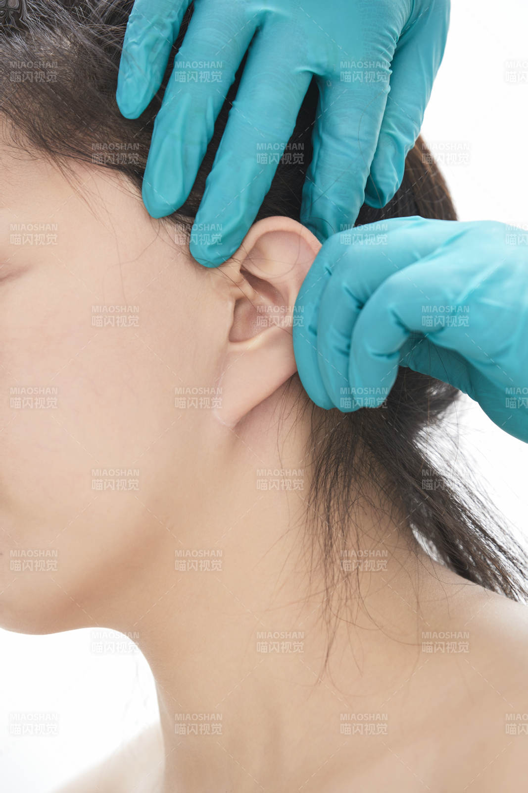 专业按摩师为女士进行理疗按摩图片