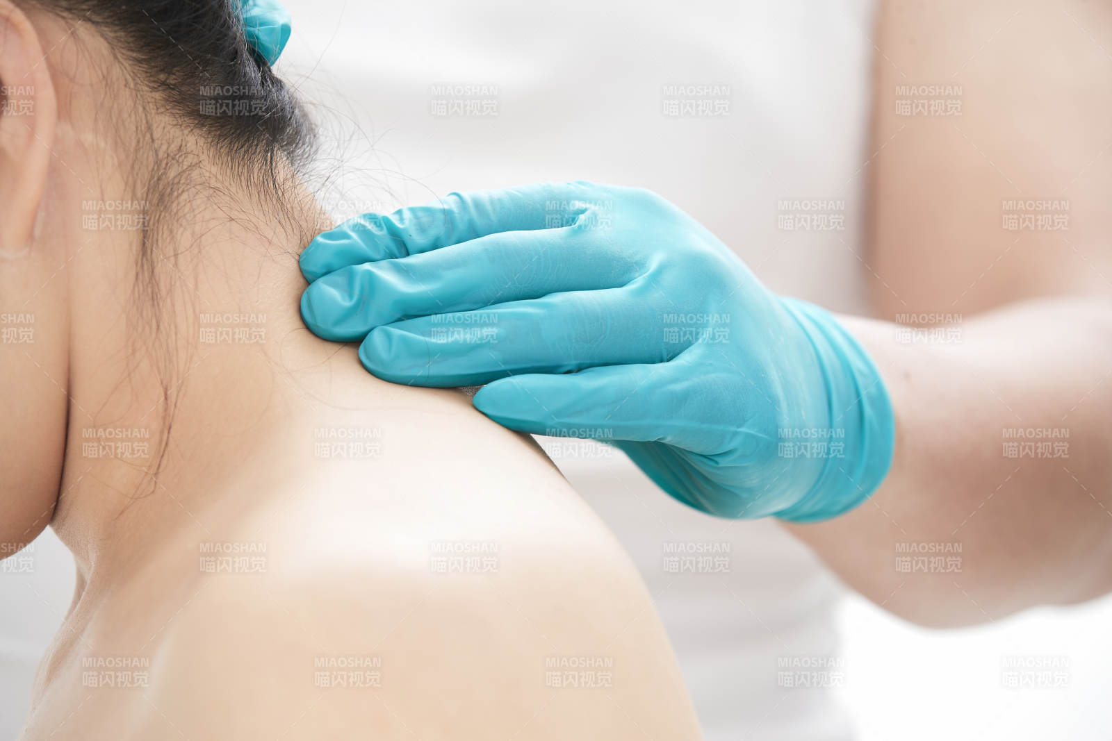 专业按摩师为女士进行理疗按摩图片