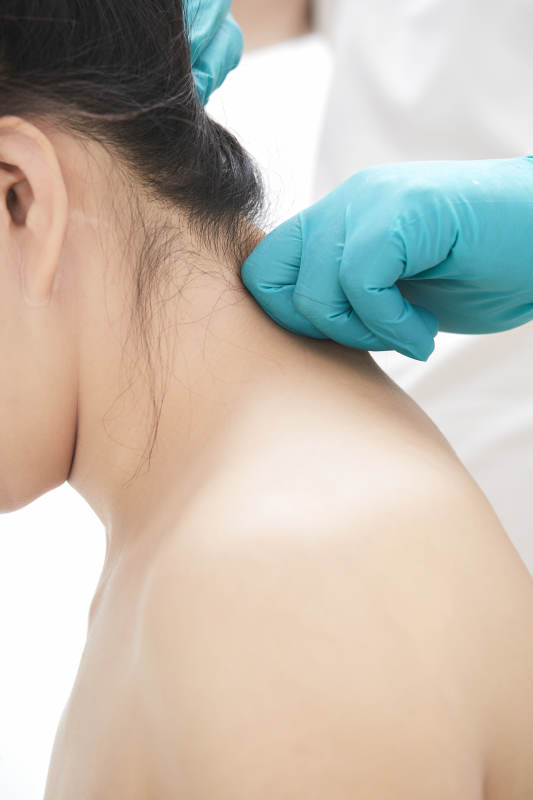 专业按摩师为女士进行理疗按摩图片