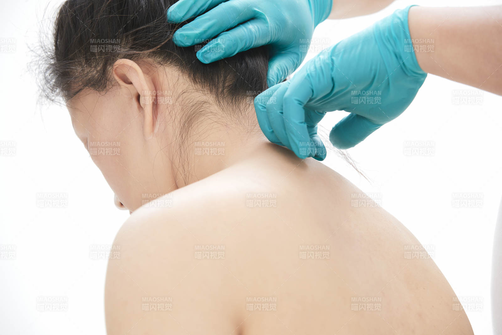 专业按摩师为女士进行理疗按摩图片