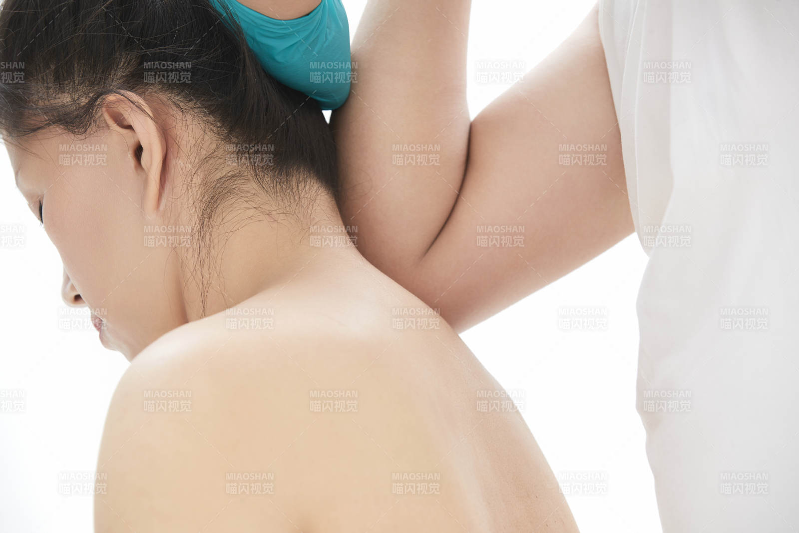 专业按摩师为女士进行理疗按摩图片