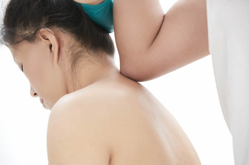 专业按摩师为女士进行理疗按摩图片