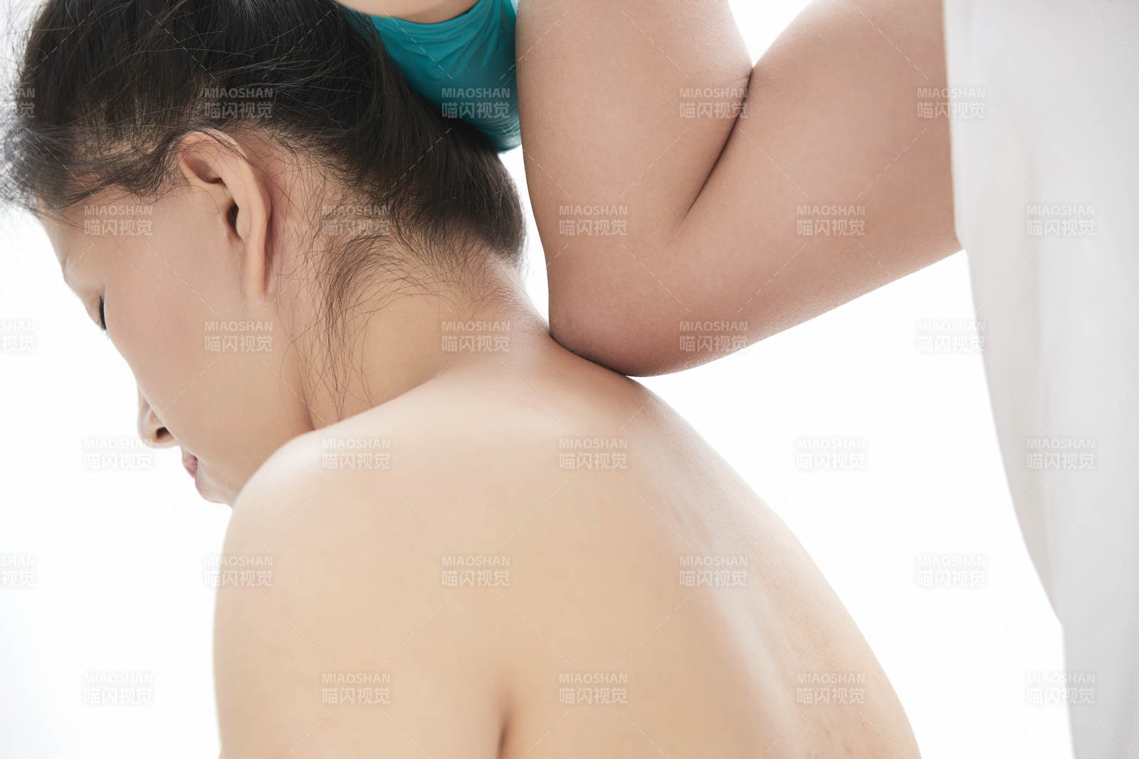 专业按摩师为女士进行理疗按摩图片