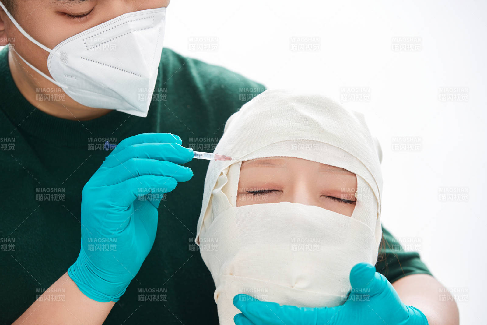 做面部注射整形的亚洲女士图片