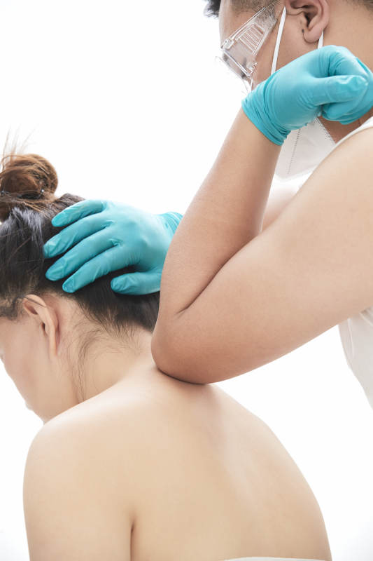 专业按摩师为女士进行理疗按摩图片