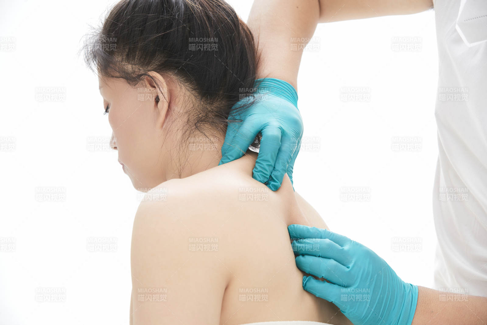 专业按摩师为女士进行理疗按摩图片