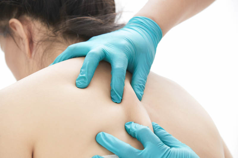 专业按摩师为女士进行理疗按摩图片