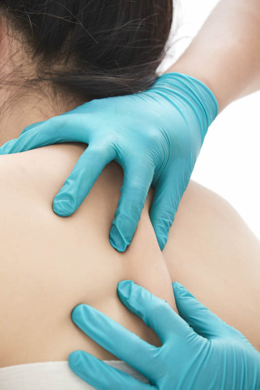 专业按摩师为女士进行理疗按摩图片