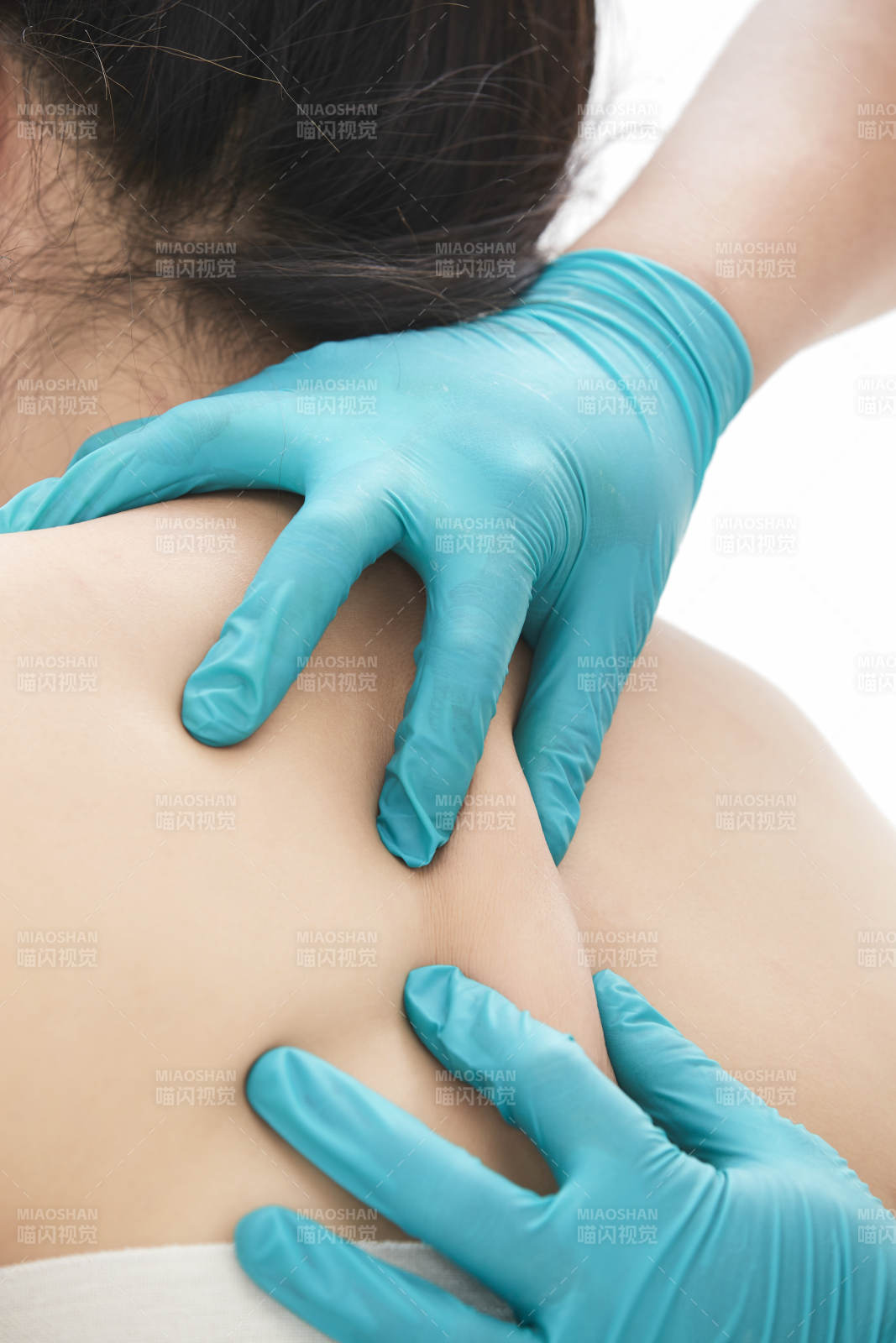 专业按摩师为女士进行理疗按摩图片