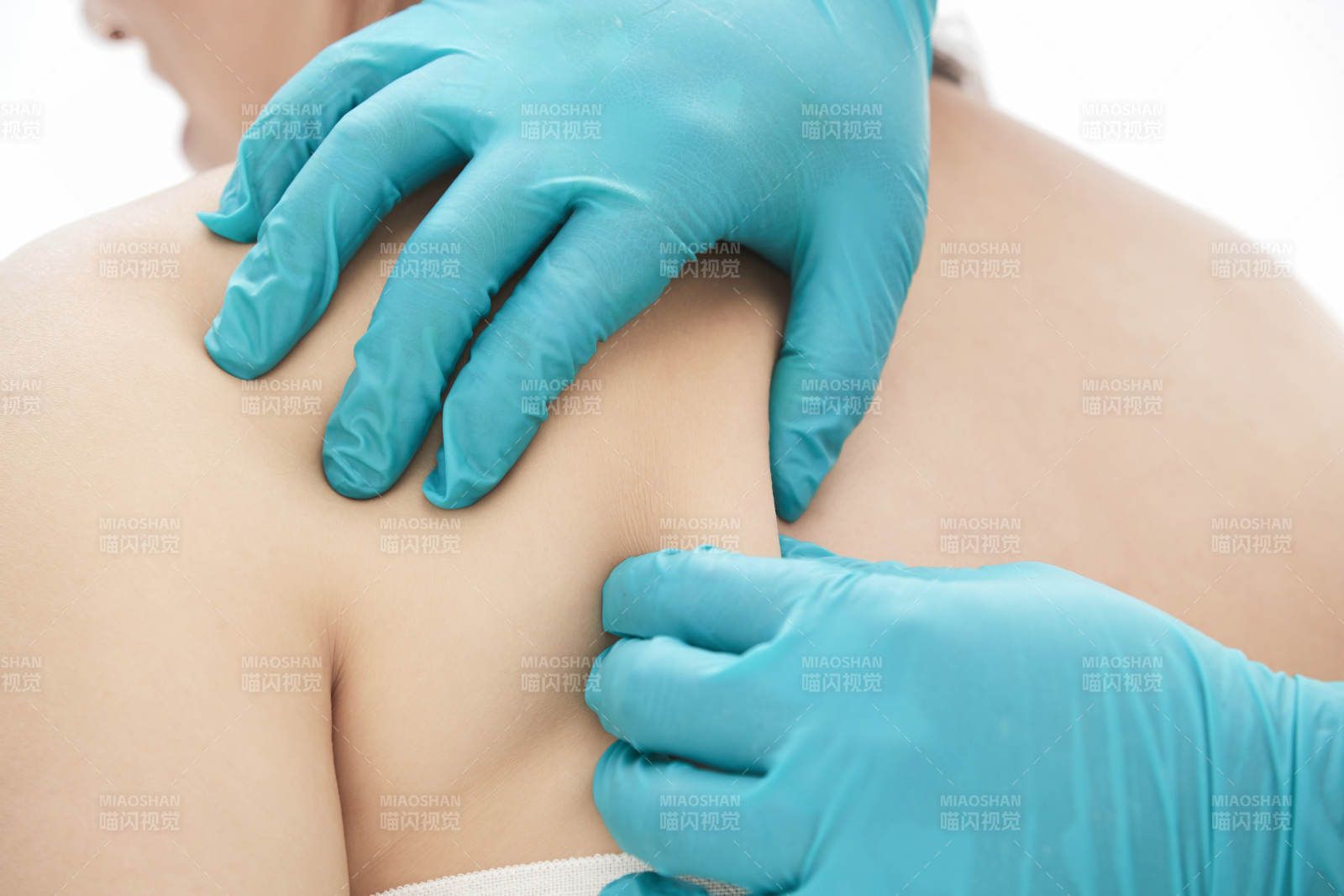 专业按摩师为女士进行理疗按摩图片