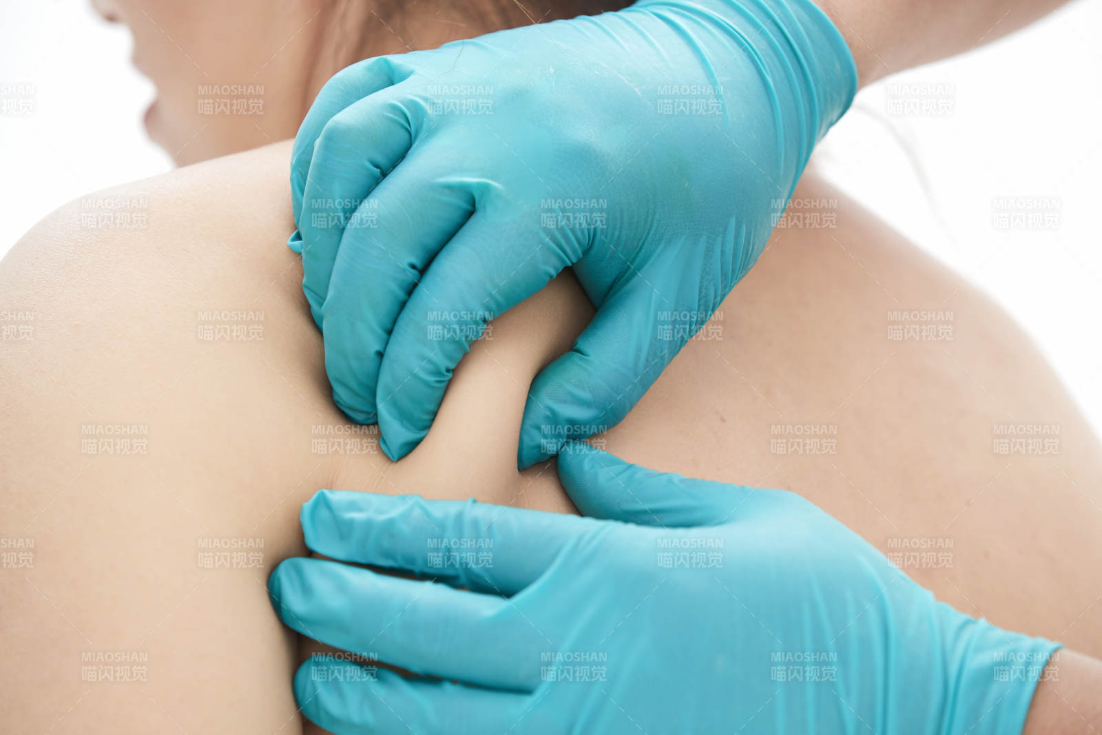 专业按摩师为女士进行理疗按摩图片