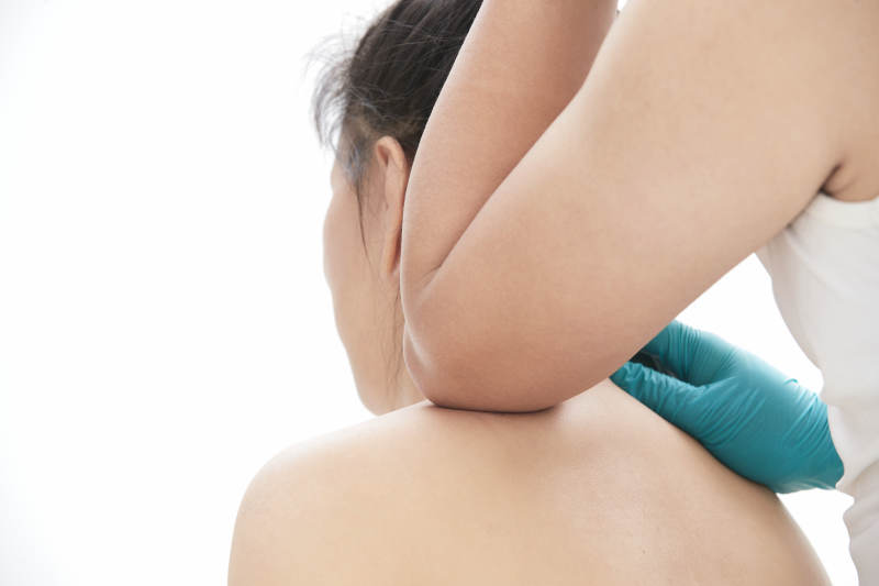 专业按摩师为女士进行理疗按摩图片