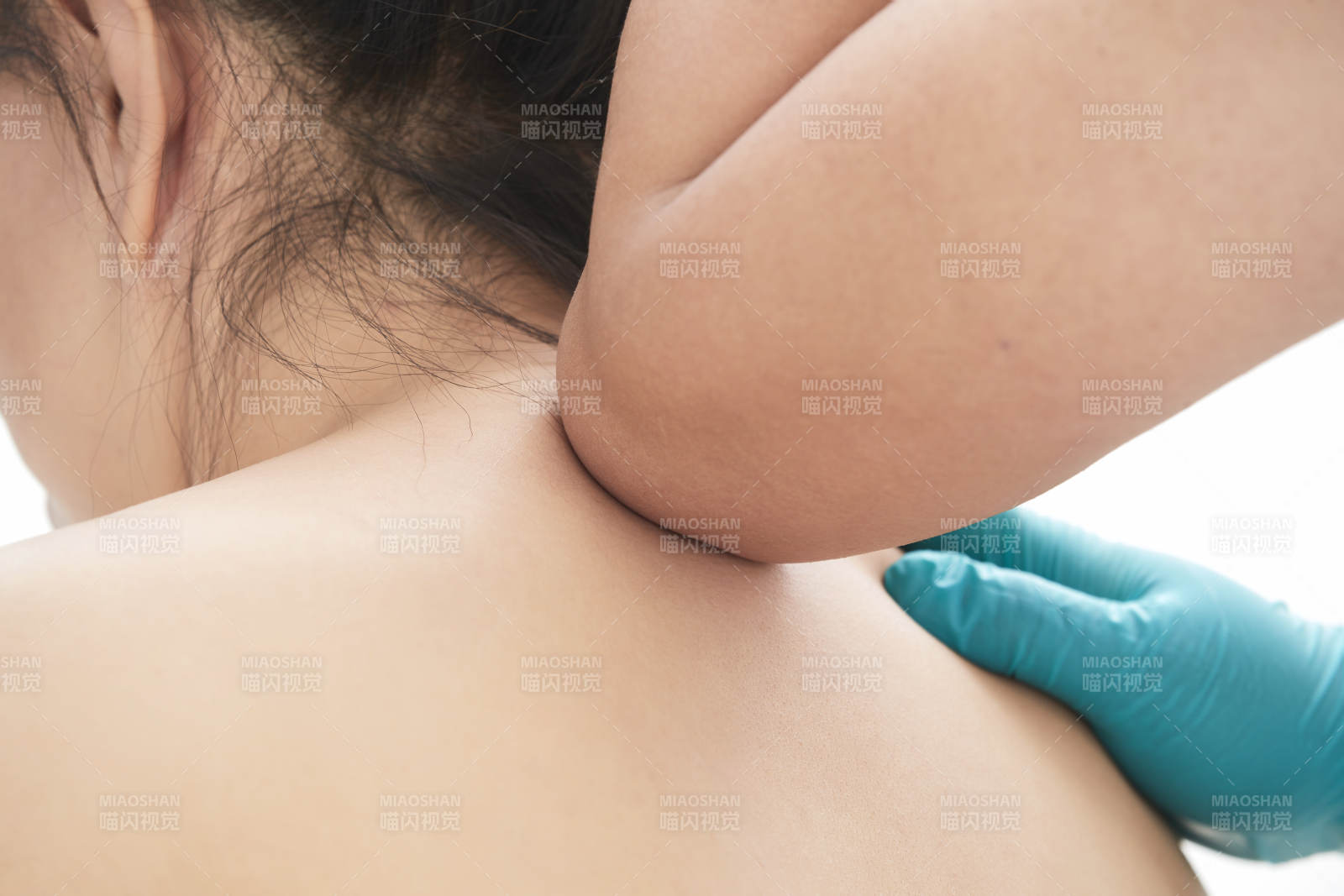 专业按摩师为女士进行理疗按摩图片