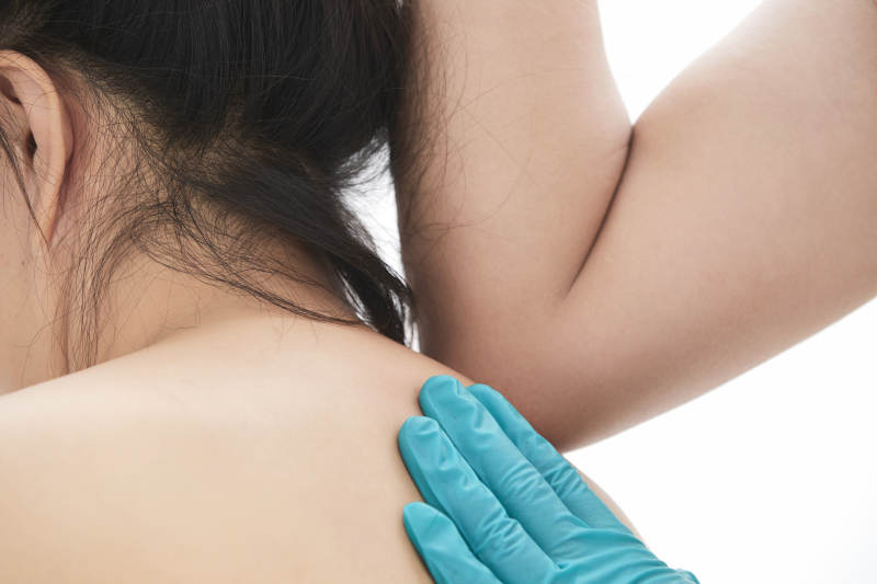 专业按摩师为女士进行理疗按摩图片