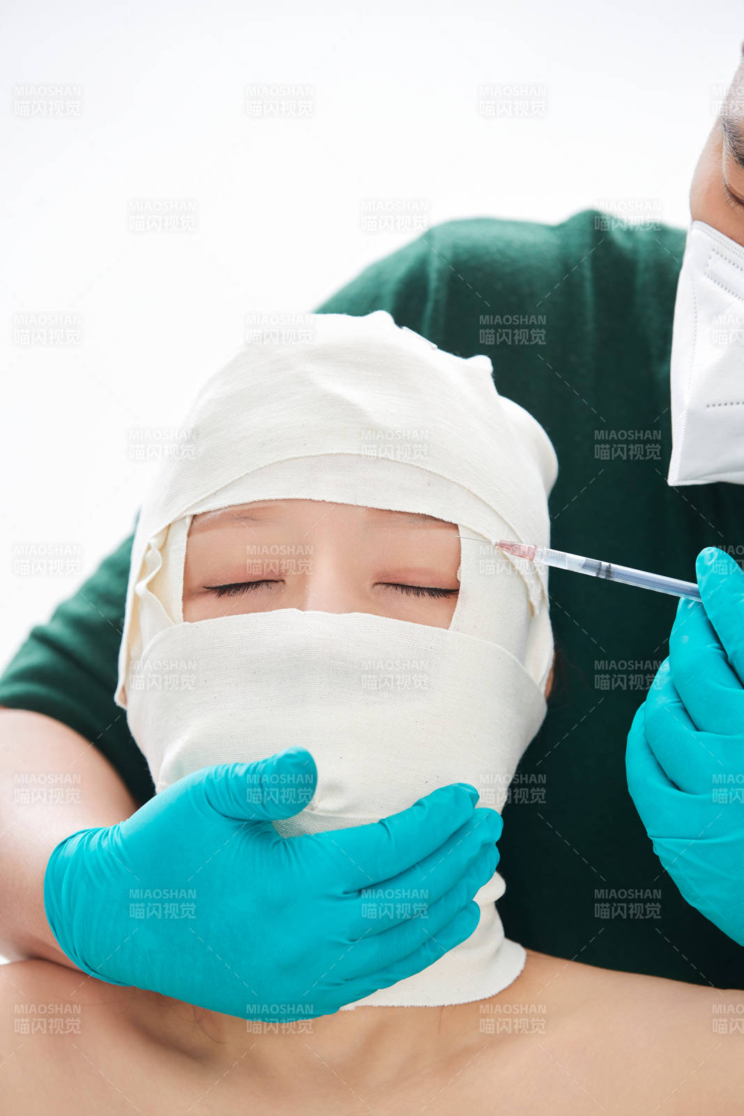 做面部注射整形的亚洲女士图片