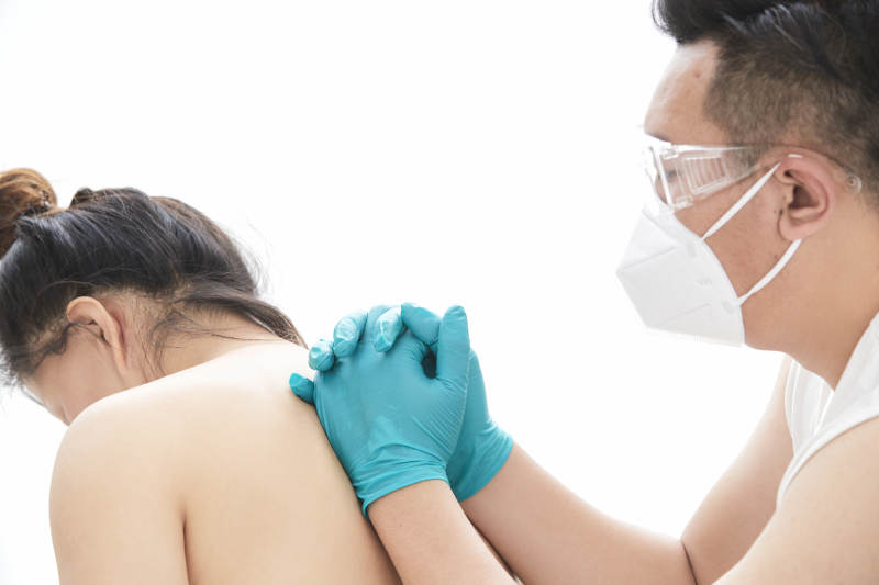 专业按摩师为女士进行理疗按摩图片