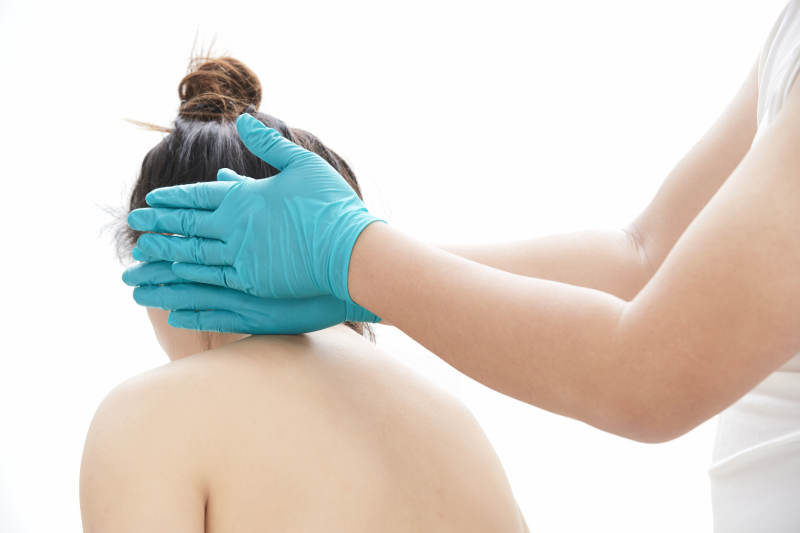 专业按摩师为女士进行理疗按摩图片