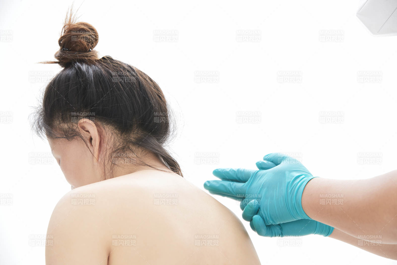 专业按摩师为女士进行理疗按摩图片