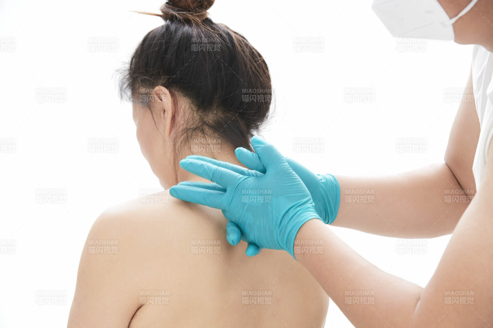 专业按摩师为女士进行理疗按摩图片